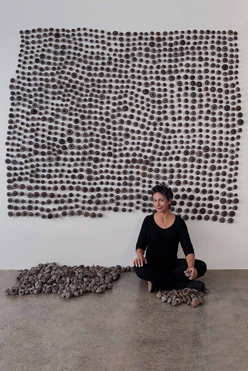 02_Maria-Fernanda-Cardoso-in-her-studio-with-Eucalyptus-rhodantha-gumnuts-wall-2021-Photo-credit-Jillian-Nalty-Courtesy-of-the-artist-and-Sullivan-+-Strumpf